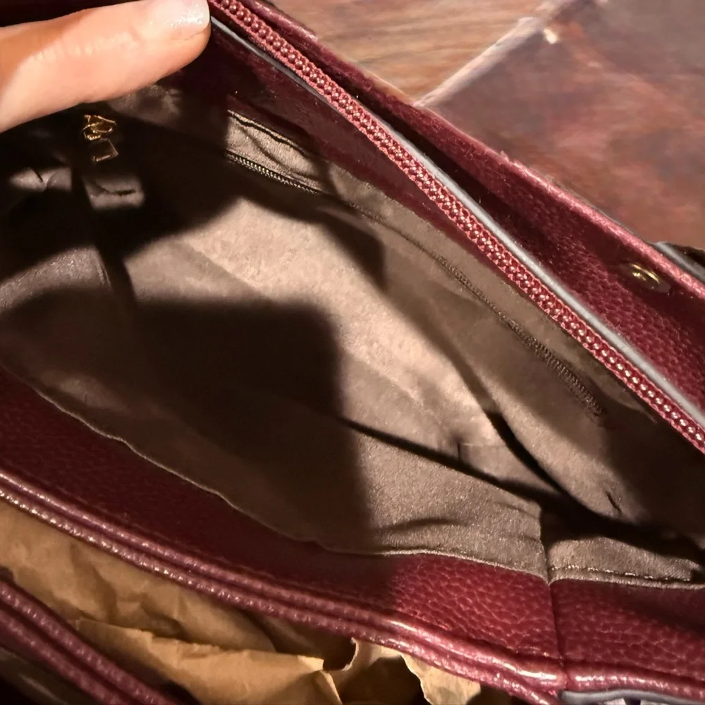 Chic Burgundy Handbag with Gold Accents - Picture 5 of 8